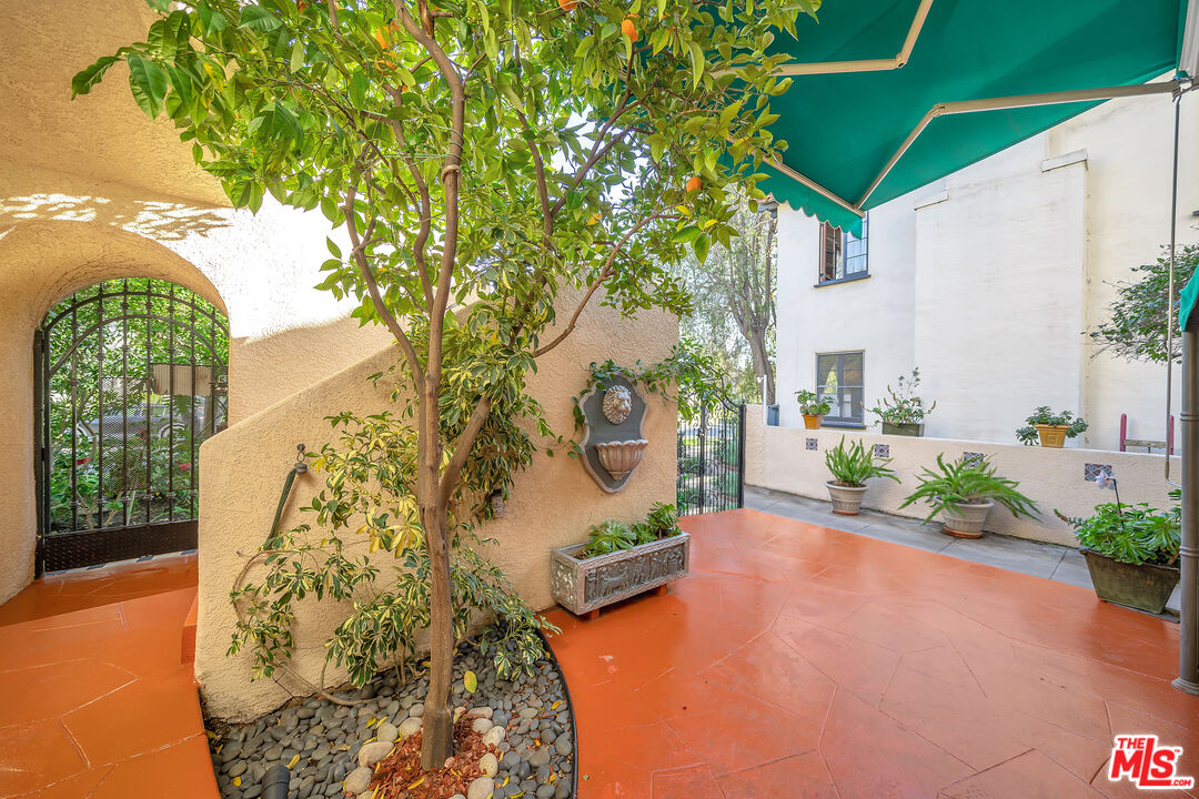 1163 Hi Point Street Los Angeles, CA 90035 - Photo 27 of 29 a view of a backyard