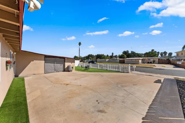 a view of road with a yard