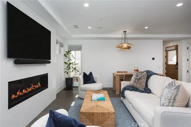 $2,325,000 | 714 1/2 Iris Avenue, Corona del Mar, CA 92625