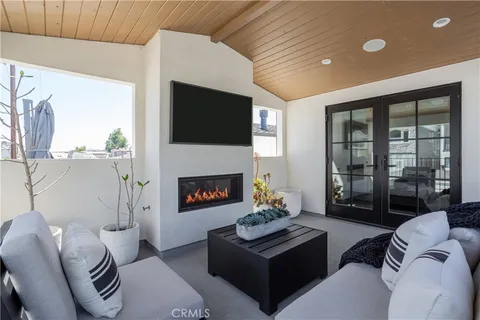 $2,325,000 | 714 1/2 Iris Avenue, Corona del Mar, CA 92625