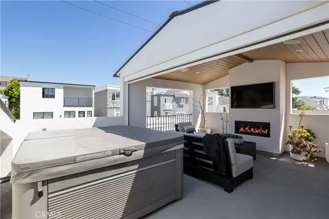 $2,325,000 | 714 1/2 Iris Avenue, Corona del Mar, CA 92625