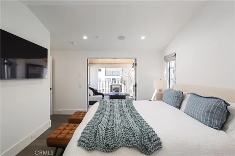 $2,325,000 | 714 1/2 Iris Avenue, Corona del Mar, CA 92625