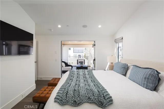 $2,325,000 | 714 1/2 Iris Avenue, Corona del Mar, CA 92625