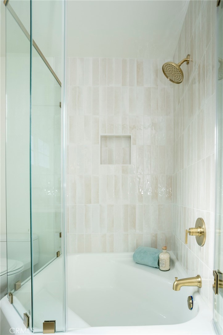 1718 West 27th Street San Pedro, CA 90732 - Photo 30 of 42 a bathroom with a bathtub