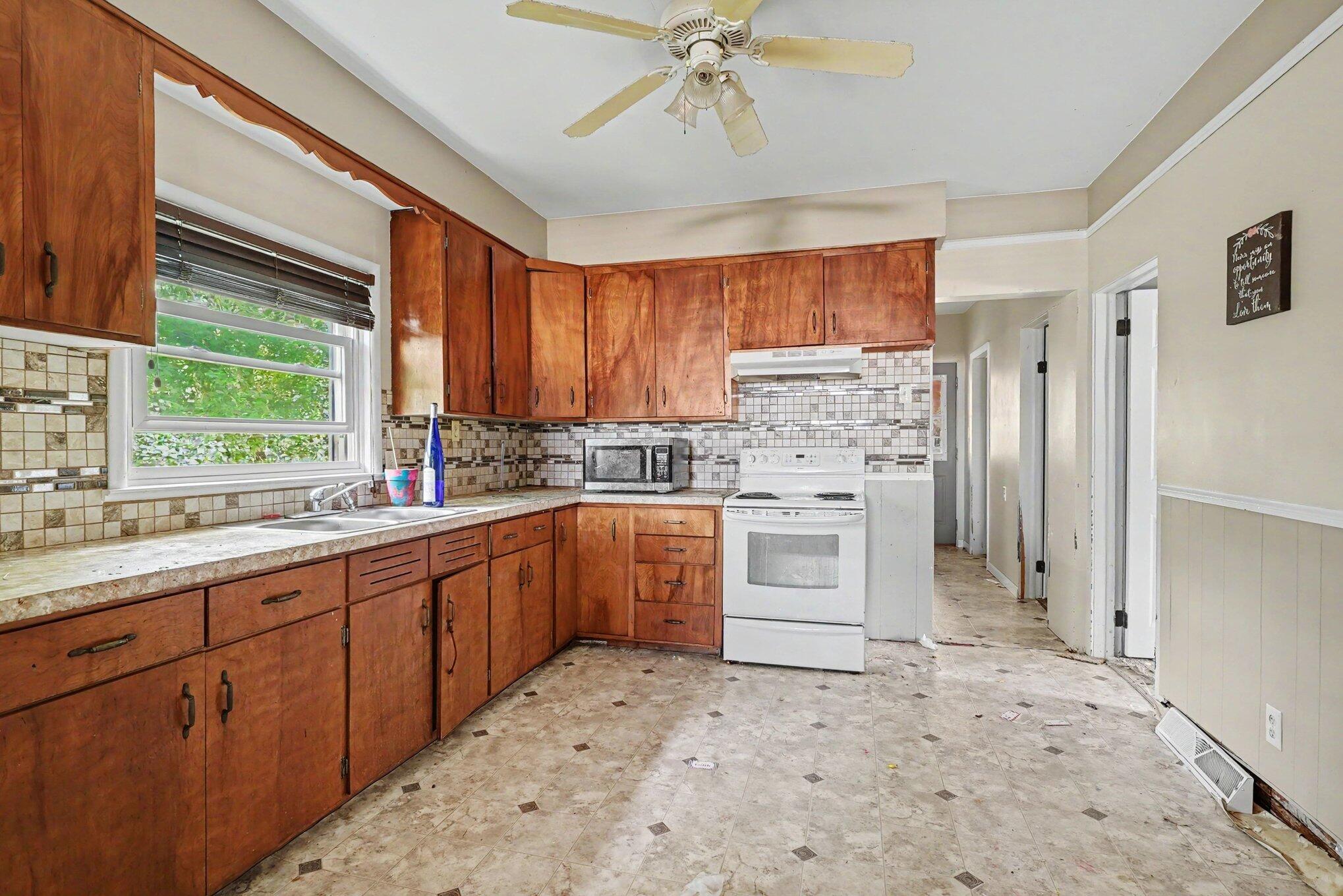 5058 Hess Road Saginaw, MI 48601 - Photo 5 of 16 005_file_6985