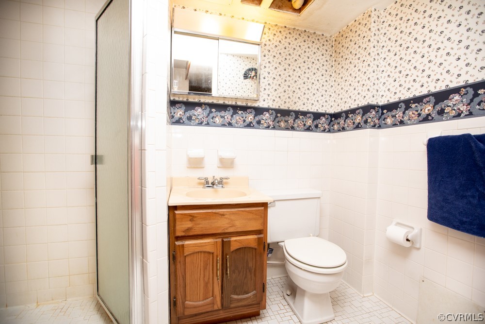 2763 Lockett Road Rice, VA 23966 - Photo 27 of 49 a bathroom with a toilet a sink and mirror