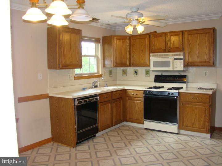2248 Rittenhouse Square Bensalem, PA 19020 - Photo 10 of 17 Kitchen
