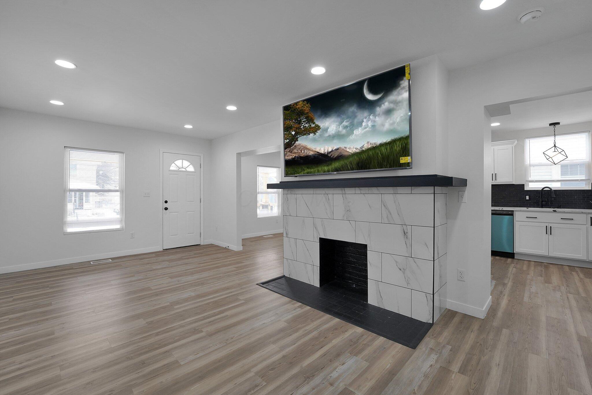 483 East Weber Road Columbus, OH 43202 - Photo 6 of 42 Living Room