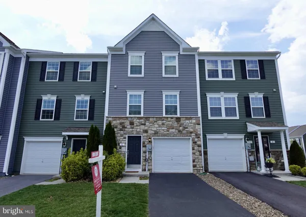 $2,000 | 8 Cecily Way, Ranson, WV 25438