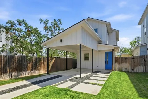 a view of a house with backyard and garden