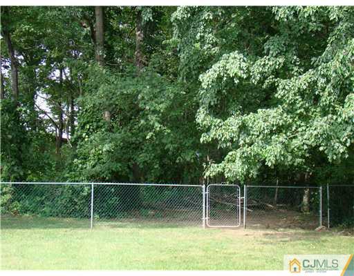 104 Idlewild Road Edison, NJ 08817 - Photo 12 of 13 a backyard of a house