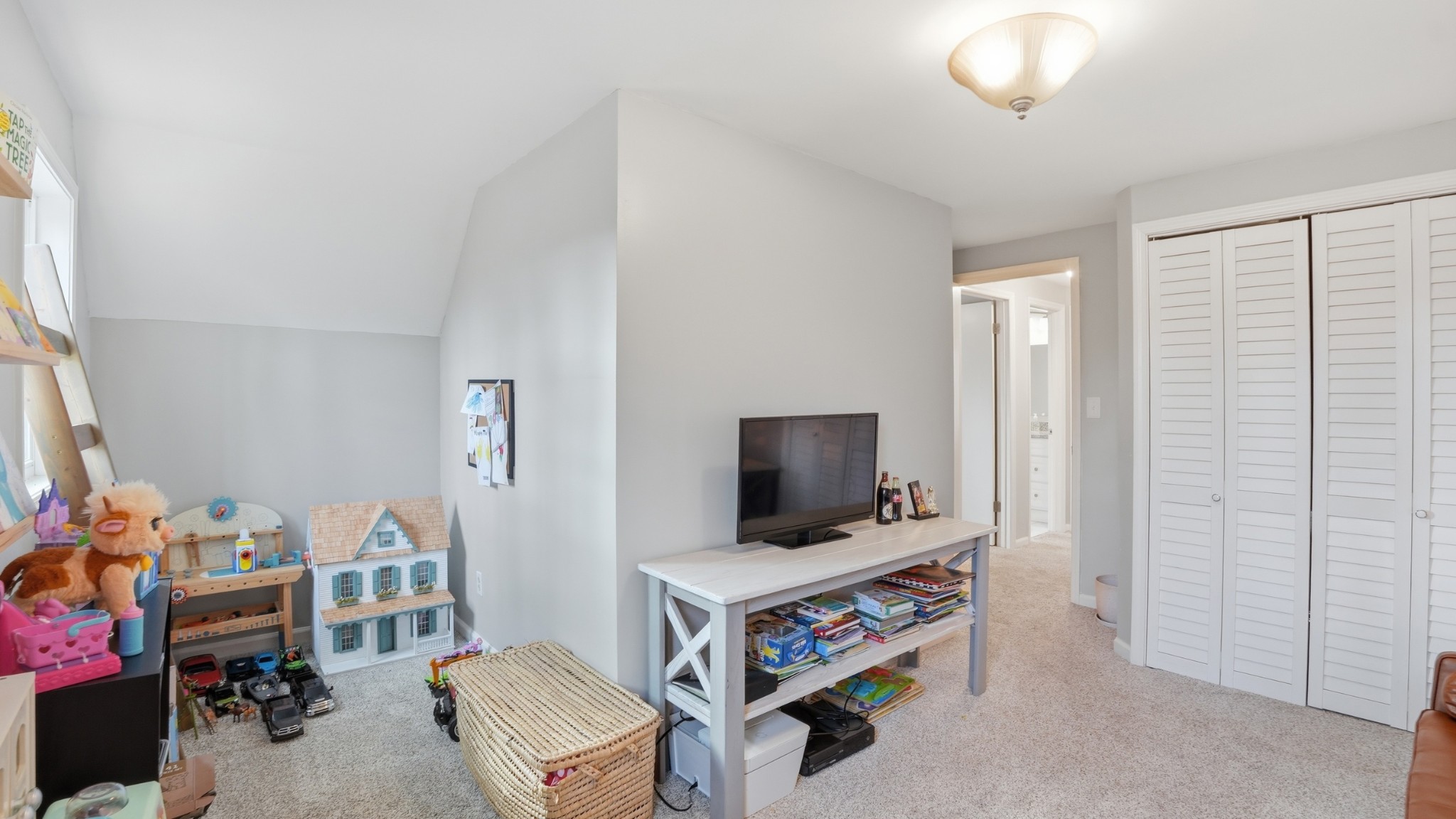 270 Wood Bluff Road Winchester, TN 37398 - Photo 43 of 69 a room with furniture and a flat screen tv