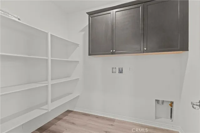 a view of an empty room with shelf