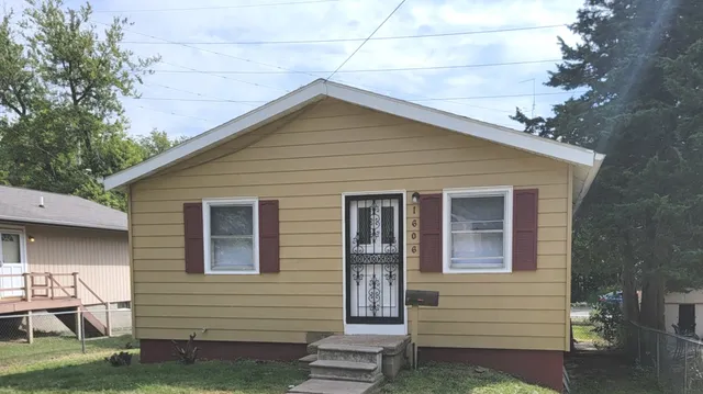 $115,000 | 1606 Indiana Street, Bloomington, IL 61701