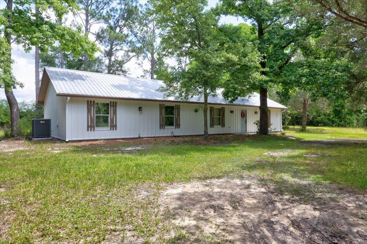 3591 Highway 20 Freeport, FL 32439 - Photo 2 of 23 a view of a backyard with a large tree