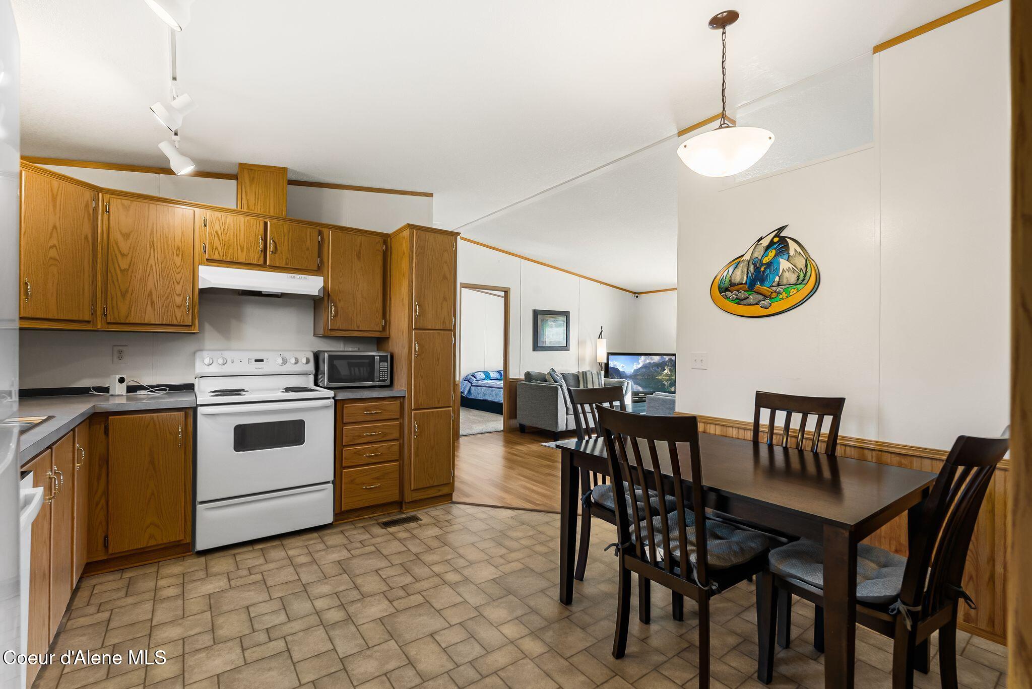 302 Mill Road Dover, ID 83825 - Photo 9 of 35 Kitchen & Dining