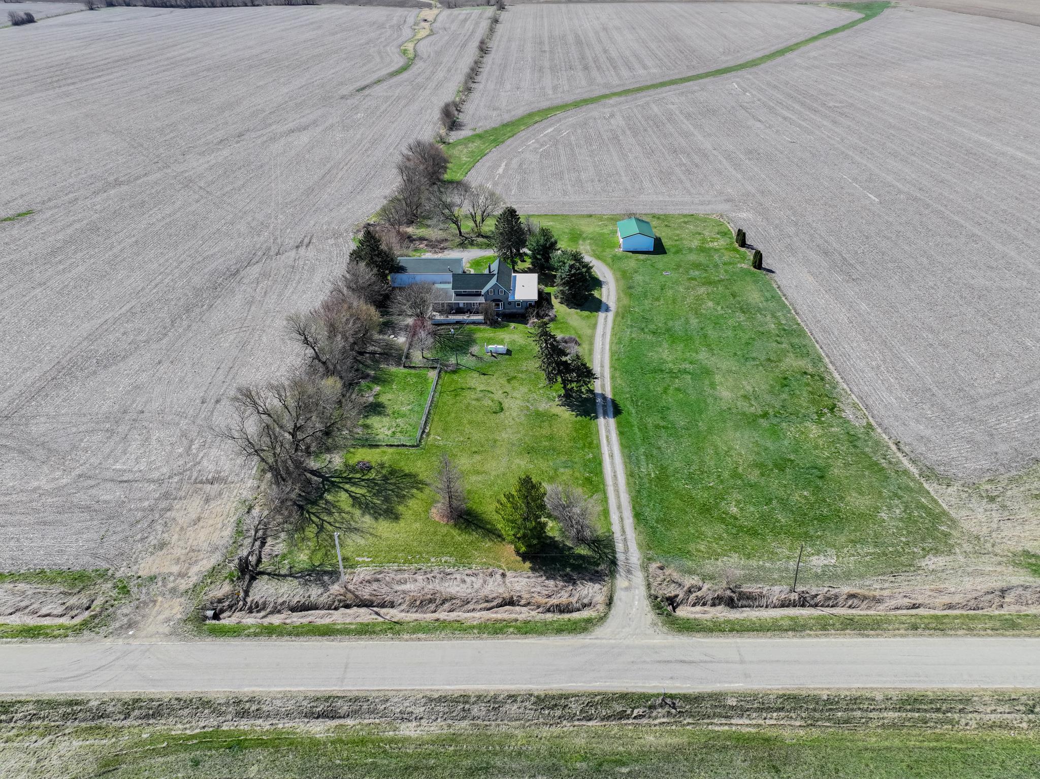 13965 East Dutch Road Rochelle, IL 61068 - Photo 44 of 50 a backyard with potted plants