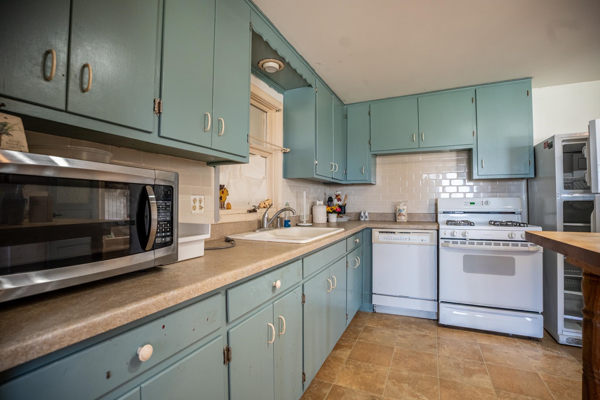 13965 East Dutch Road Rochelle, IL 61068 - Photo 8 of 50 a kitchen with granite countertop cabinets stainless steel appliances and a sink