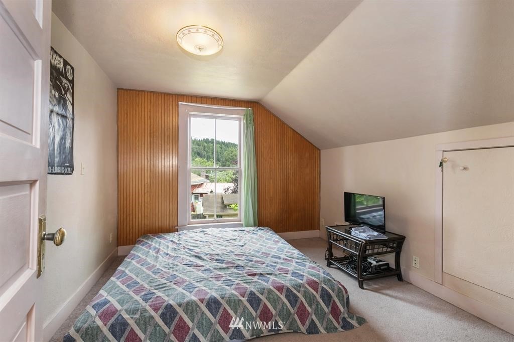 31 Center Road Chimacum, WA 98325 - Photo 25 of 35 a bedroom with a bed and a tv on the dresser