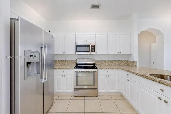 $3,200 | 2014 Northeast 38th Road, Unit 2014, Homestead, FL 33033