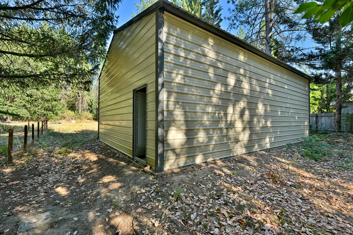 6324 East Evans Creek Road Rogue River, OR 97537 - Photo 19 of 31 a backyard of a house