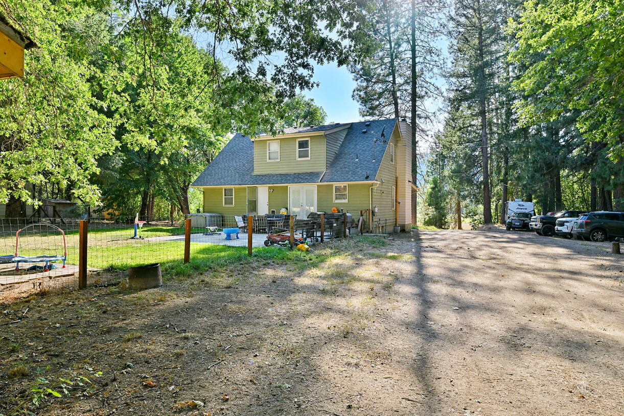 6324 East Evans Creek Road Rogue River, OR 97537 - Photo 5 of 31 a view of a house with backyard and a tree