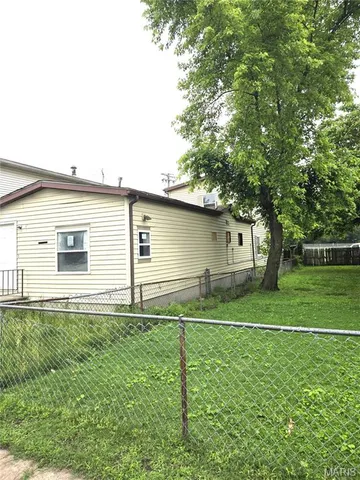 $59,900 | 305 Meredocia Street, Madison, IL 62060