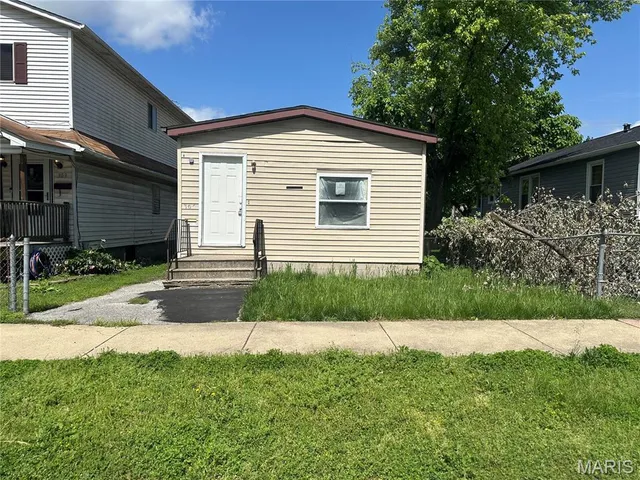 $59,900 | 305 Meredocia Street, Madison, IL 62060