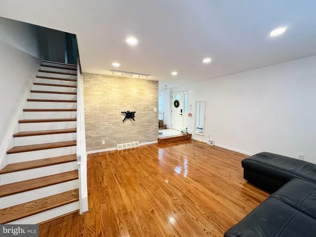 $2,500 | 813 Arnold Street, Philadelphia, PA 19111