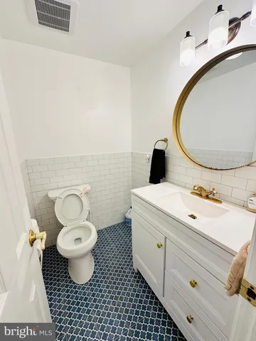 $2,500 | 813 Arnold Street, Philadelphia, PA 19111