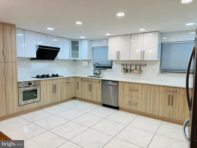 $2,500 | 813 Arnold Street, Philadelphia, PA 19111