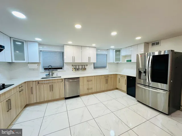 $2,500 | 813 Arnold Street, Philadelphia, PA 19111