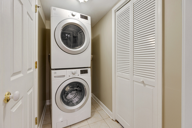 1211 Telegraph Road Lake Forest, IL 60045 - Photo 17 of 21 a utility room with dryer and washer