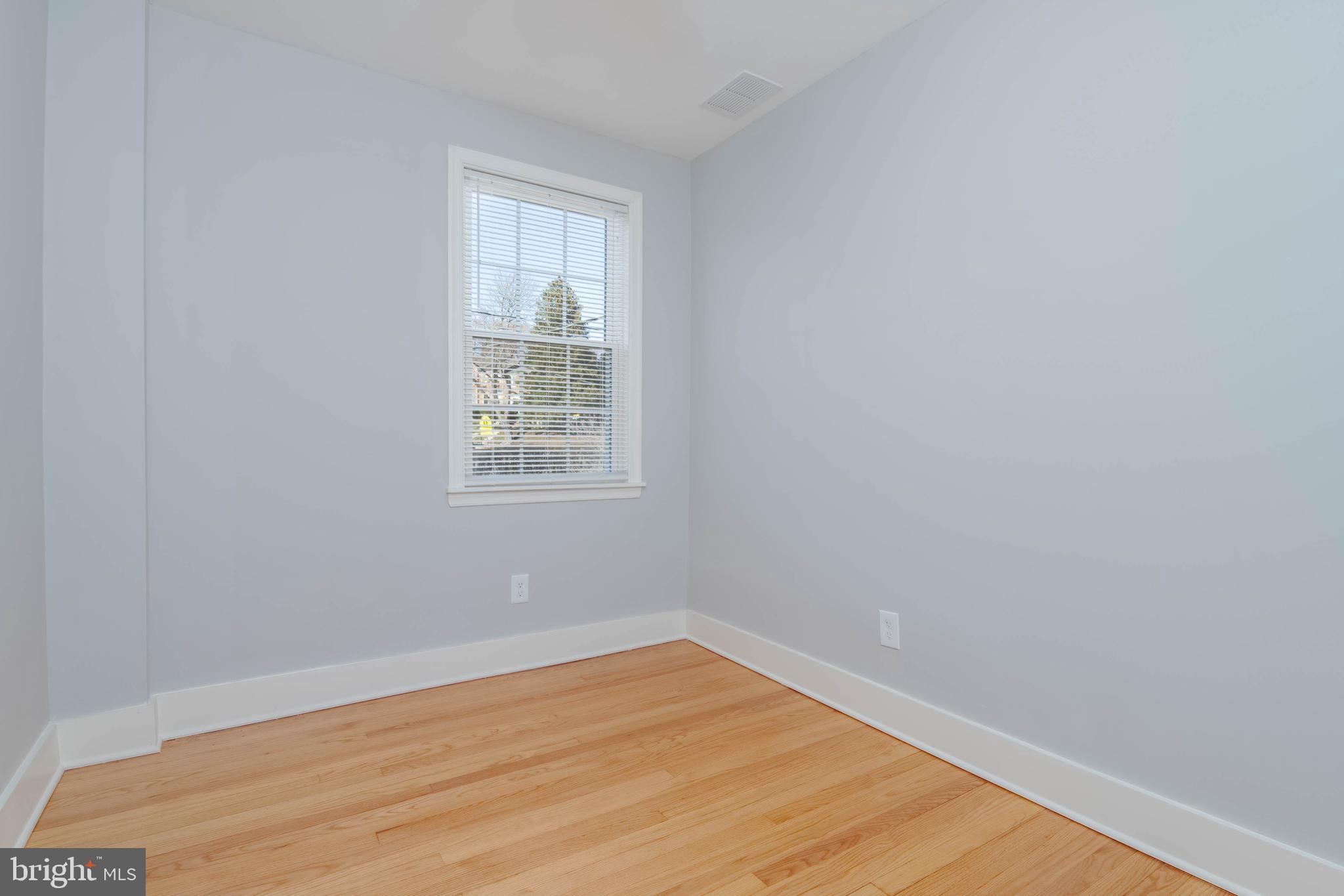 136 Dumbarton Road Baltimore, MD 21212 - Photo 19 of 42 Third bedroom