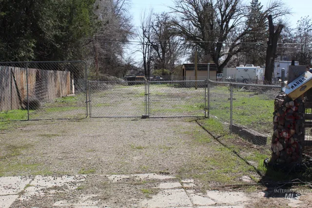 $99,900 | 449 East Commercial Street, Weiser, ID 83672