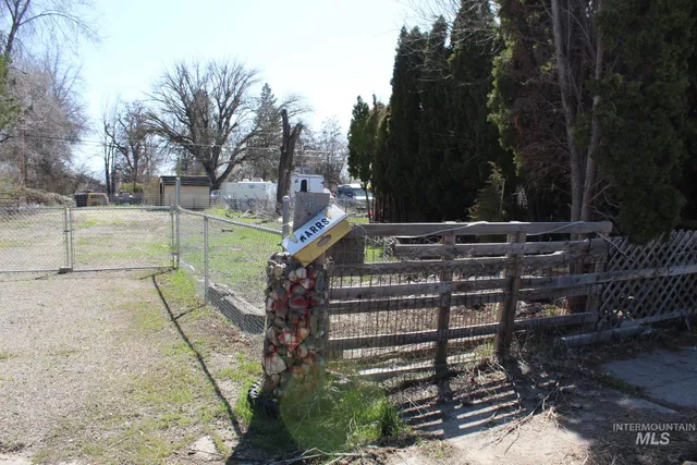 $99,900 | 449 East Commercial Street, Weiser, ID 83672