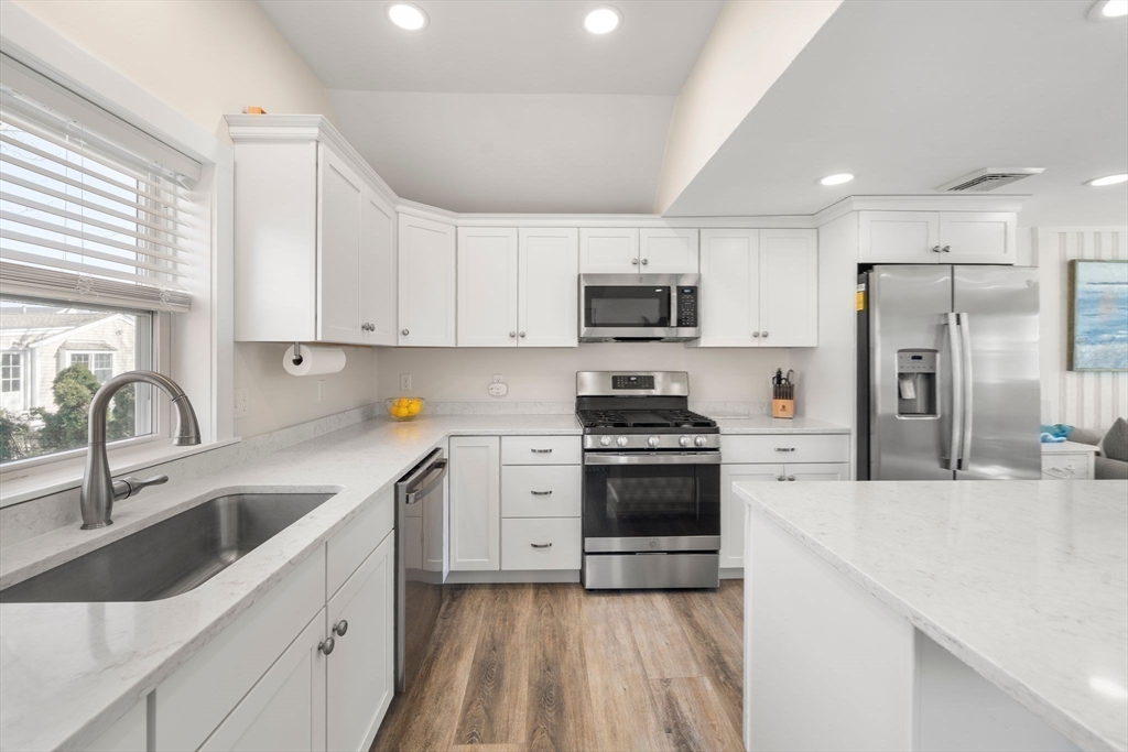 104 Hartford Road Marshfield, MA 02050 - Photo 13 of 37