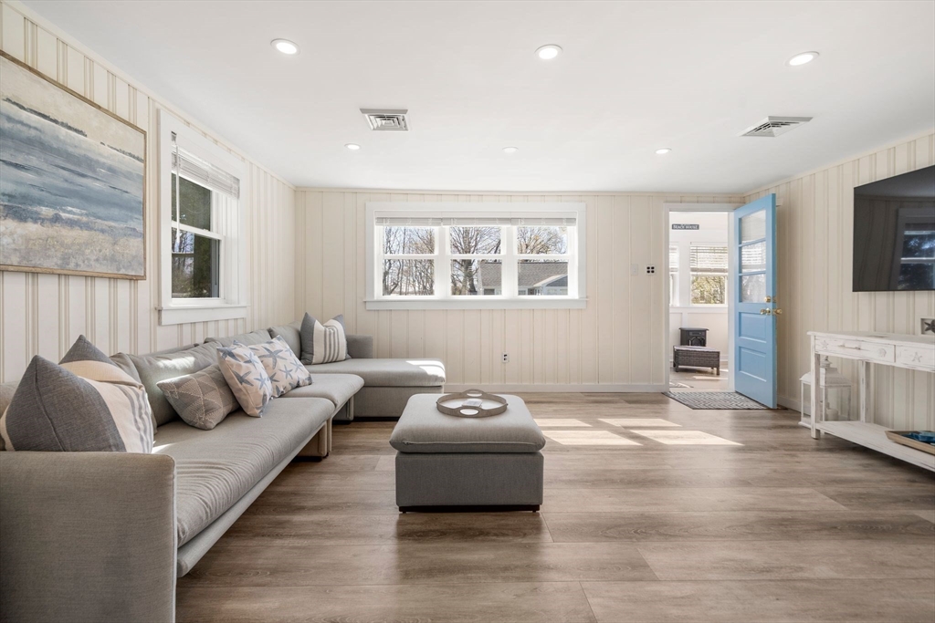104 Hartford Road Marshfield, MA 02050 - Photo 5 of 37