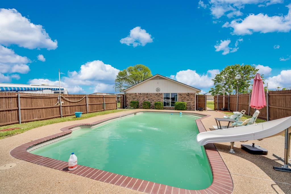 430 Carter Road Italy, TX 76651 - Photo 8 of 36 a view of a swimming pool with a patio