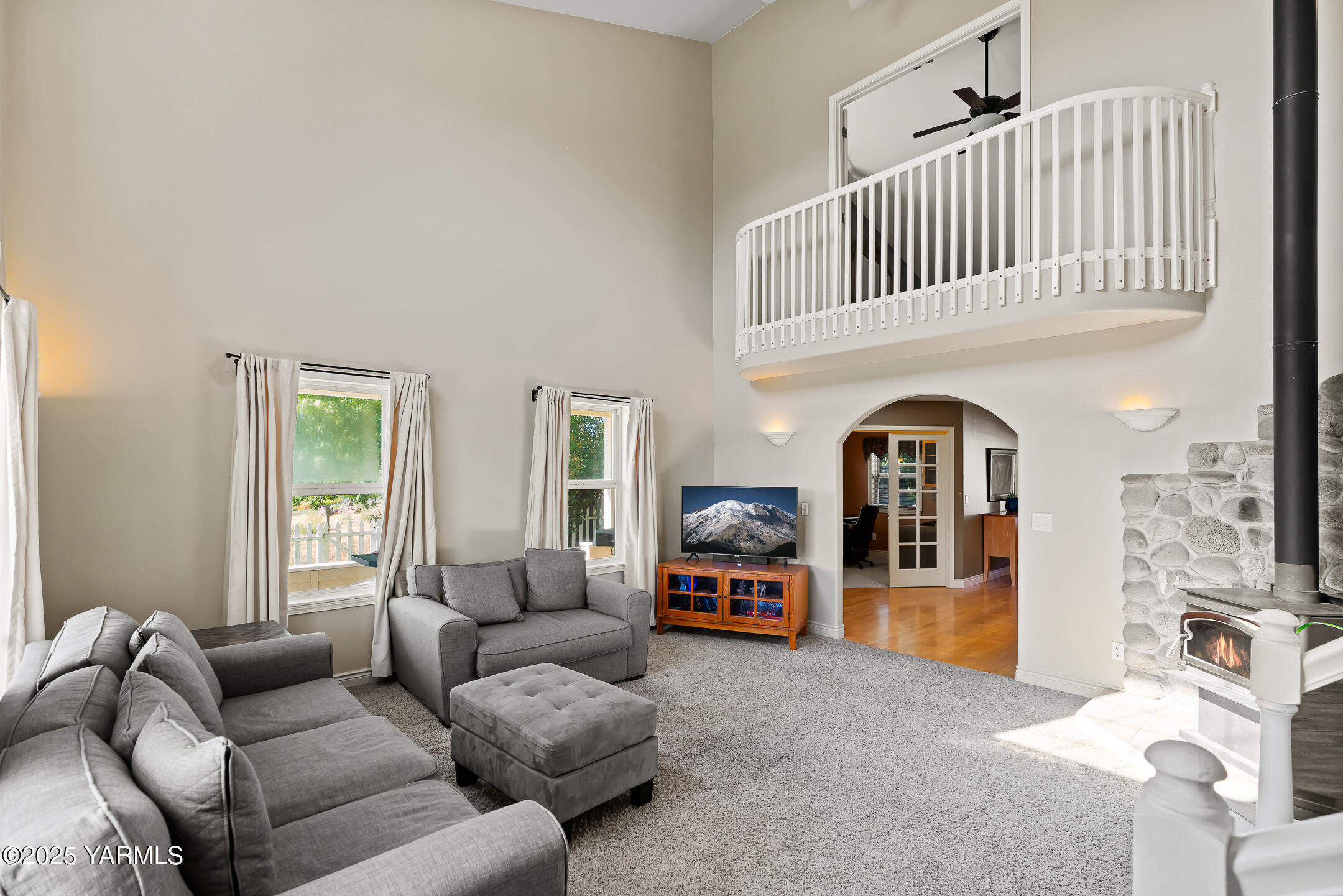 620 Tibbling Road Selah, WA 98942 - Photo 13 of 60 a living room with furniture