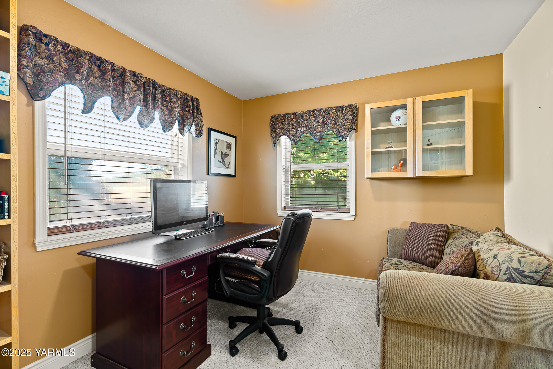 620 Tibbling Road Selah, WA 98942 - Photo 19 of 60 a workspace with furniture and a window