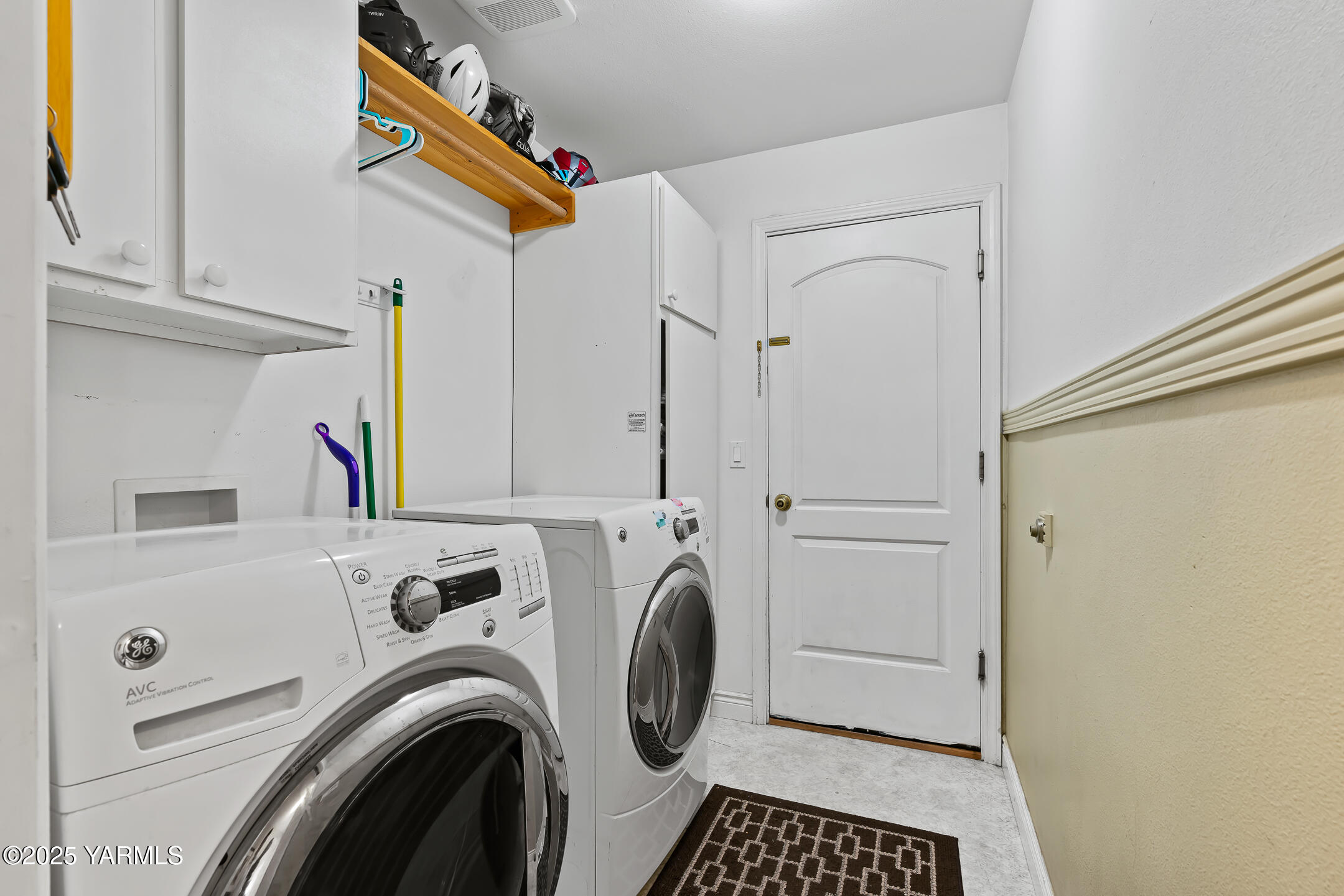 620 Tibbling Road Selah, WA 98942 - Photo 21 of 60 a utility room with dryer and washer