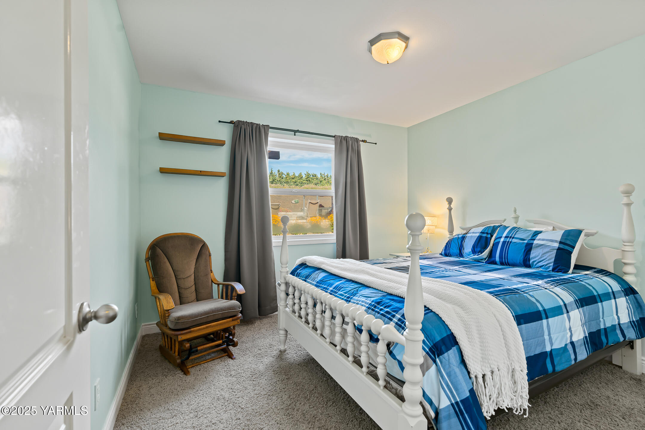 620 Tibbling Road Selah, WA 98942 - Photo 23 of 60 a bedroom with a bed and a chair