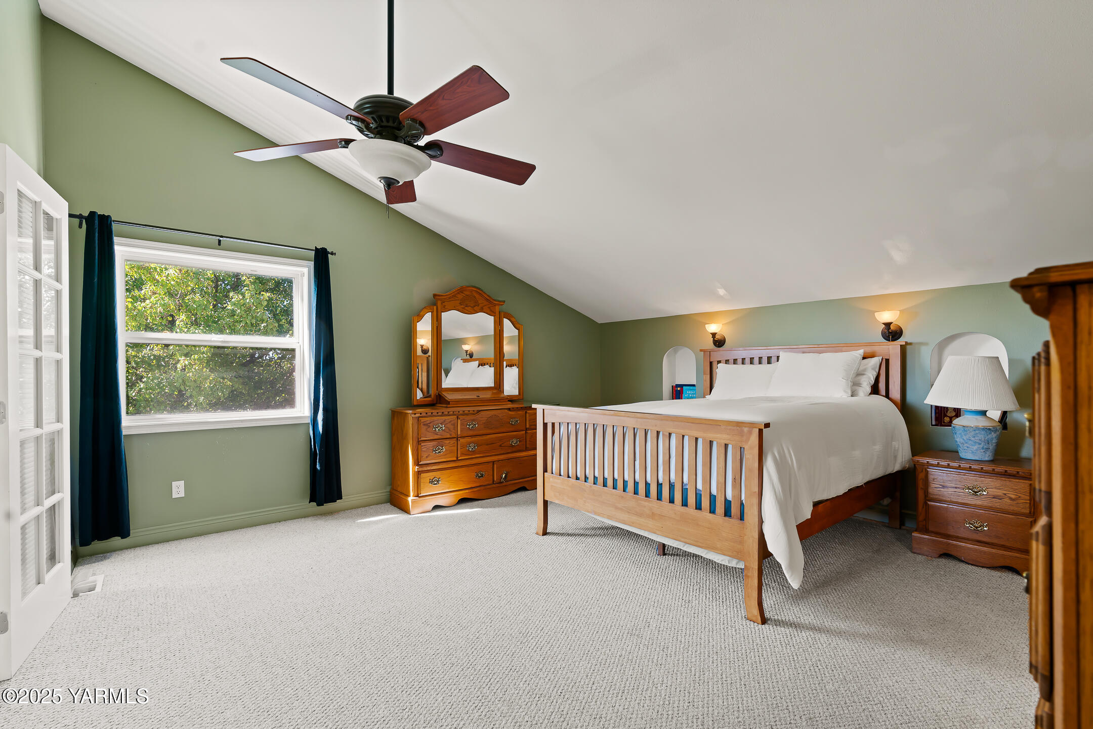 620 Tibbling Road Selah, WA 98942 - Photo 25 of 60 a bedroom with a bed and a chandelier