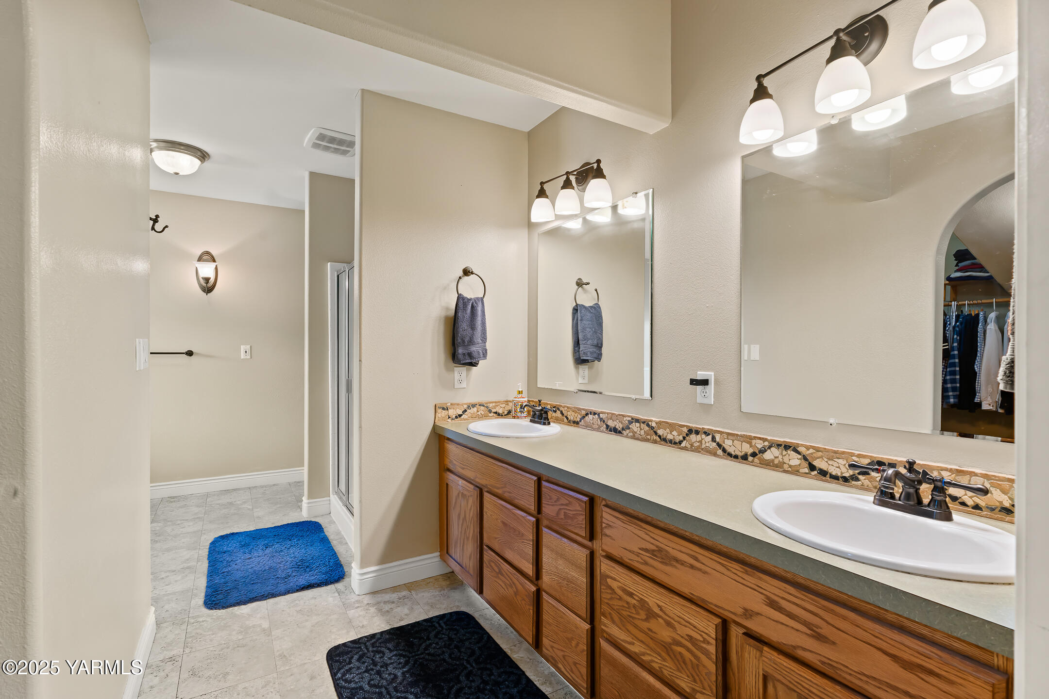 620 Tibbling Road Selah, WA 98942 - Photo 27 of 60 a bathroom with a sink and a mirror