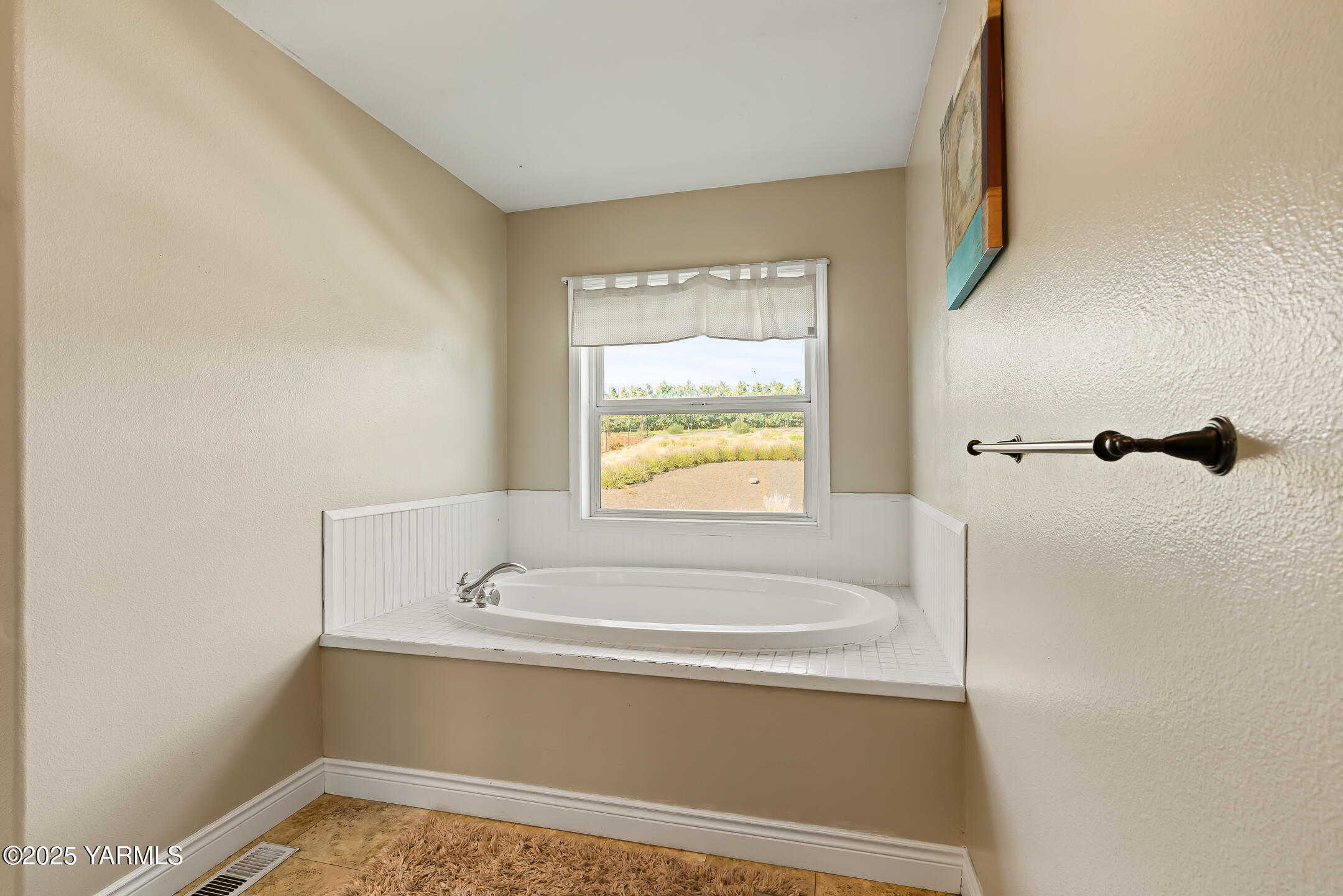 620 Tibbling Road Selah, WA 98942 - Photo 28 of 60 a bathroom with a bathtub and shower
