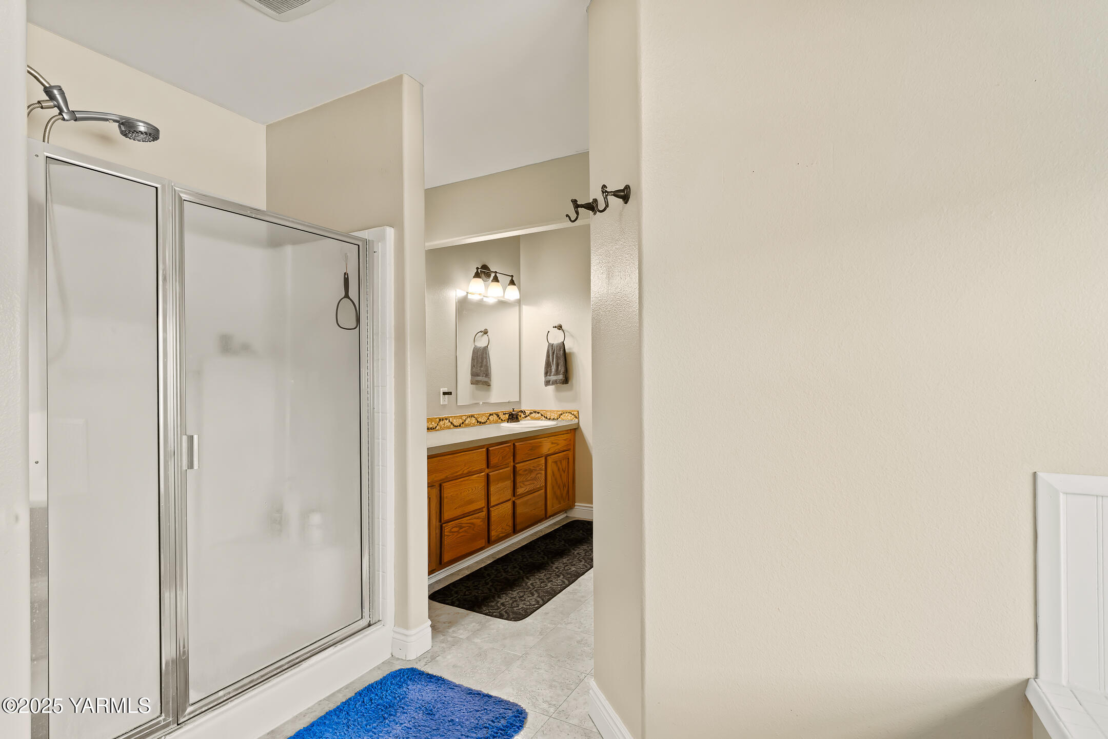 620 Tibbling Road Selah, WA 98942 - Photo 29 of 60 a bathroom with a tub shower vanity and a sink