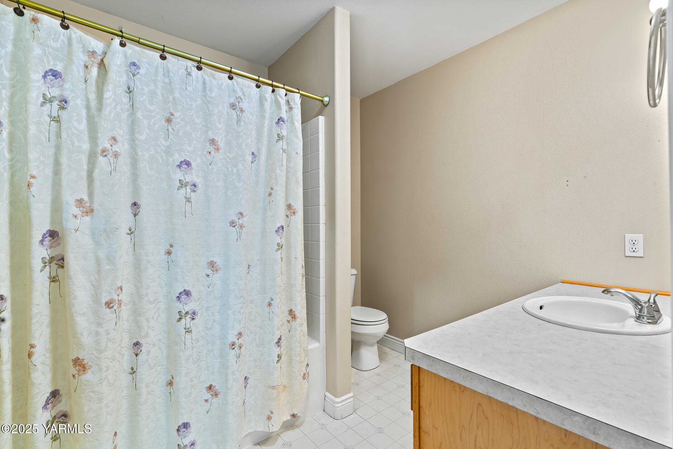 620 Tibbling Road Selah, WA 98942 - Photo 37 of 60 a bathroom with a sink a toilet and shower curtain