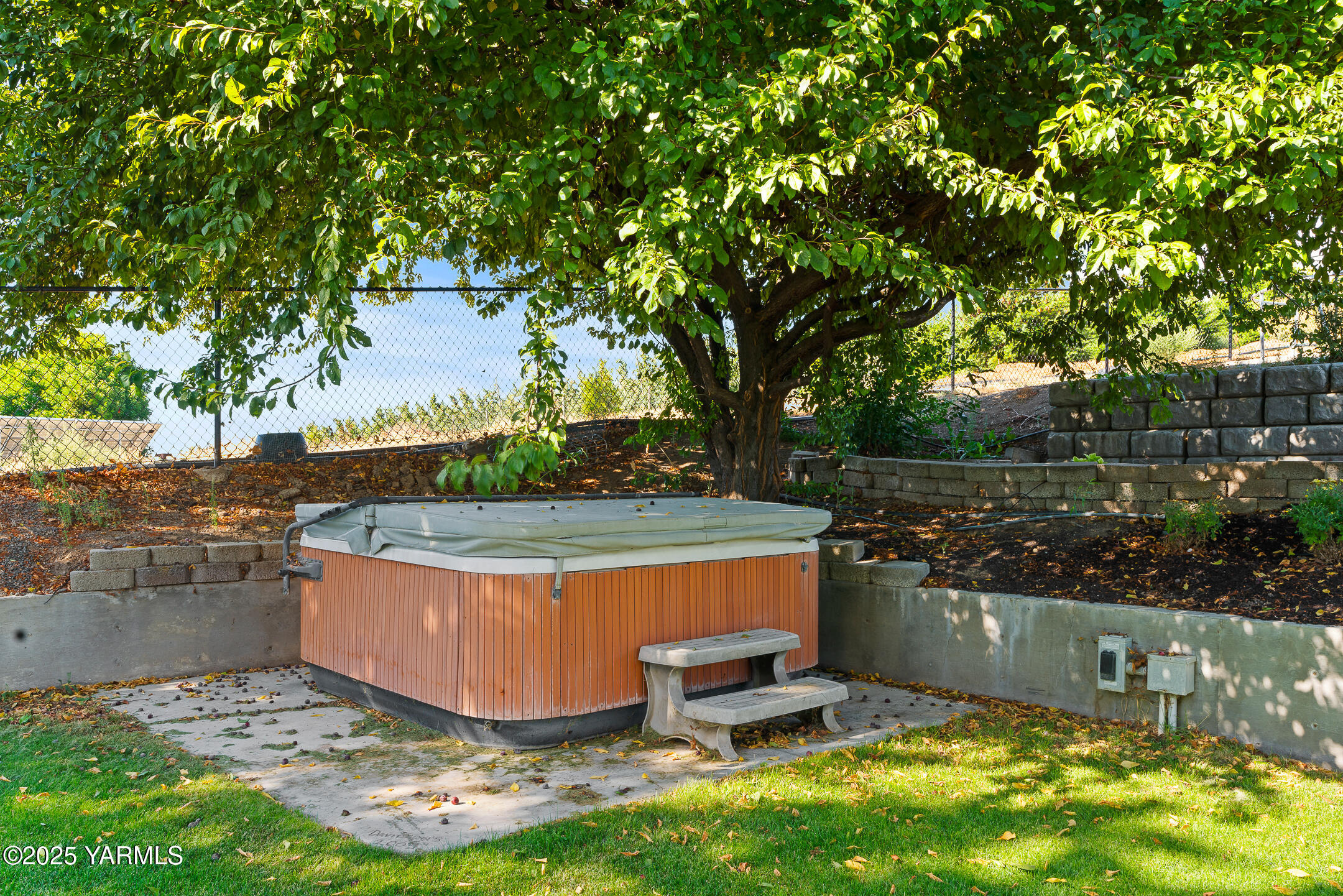 620 Tibbling Road Selah, WA 98942 - Photo 39 of 60 a view of a backyard with sitting area