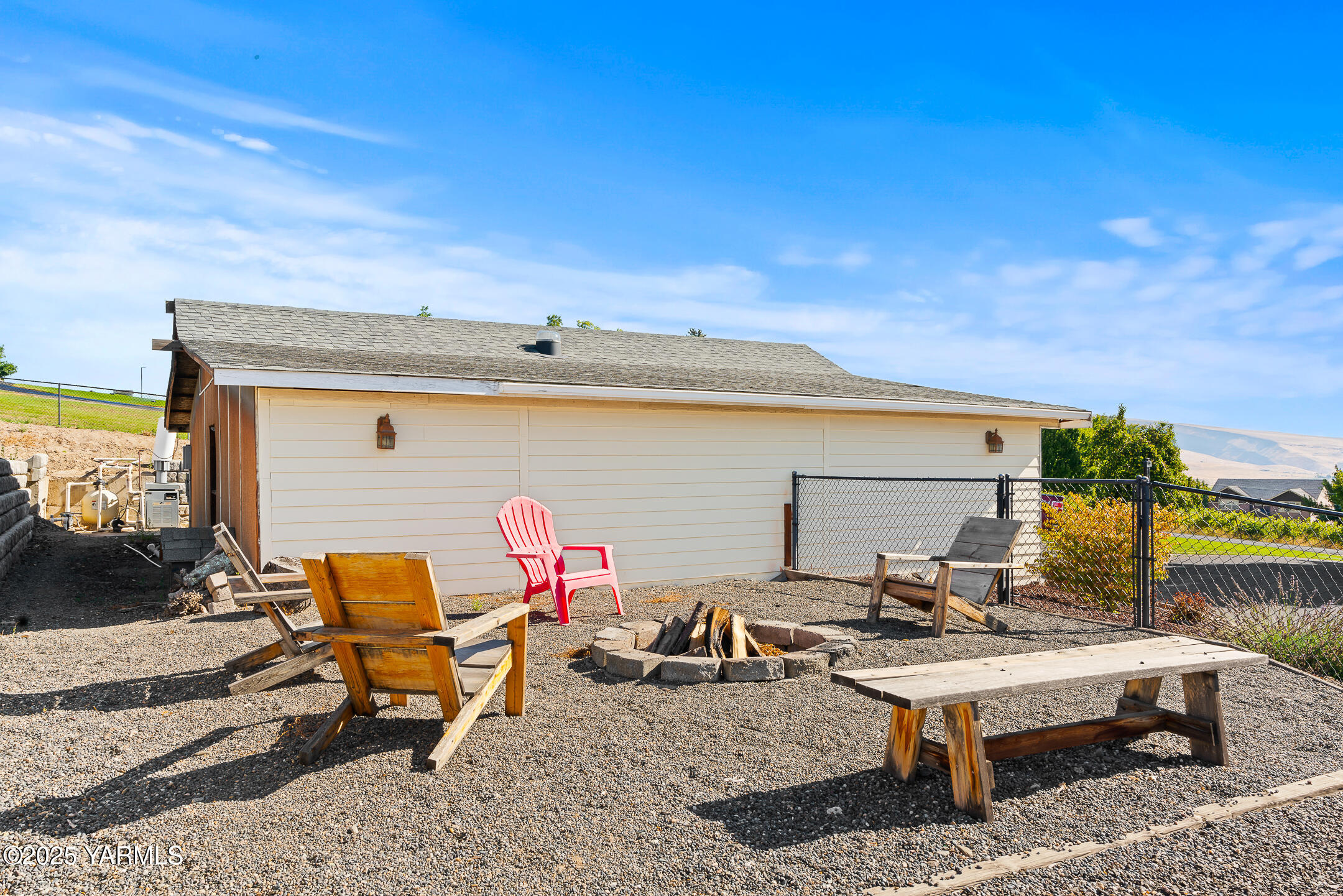 620 Tibbling Road Selah, WA 98942 - Photo 43 of 60 a backyard of a house with table and chairs
